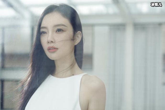 李小璐发图同女儿穿亲子装，甜馨长高了